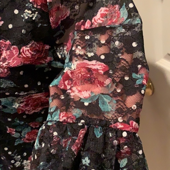 Black floral lace top, lined, great sleeves - Picture 6 of 8